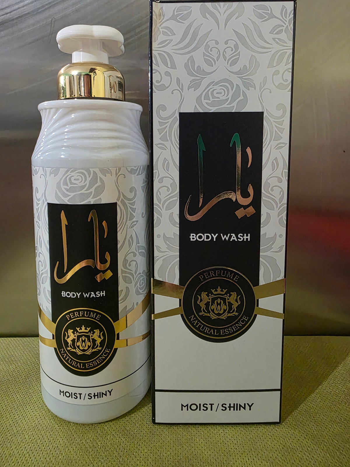 Bagnoschiuma D'DONNA profumato ispirato alla celebre fragranza araba Yara (nella versione bianca). 520ml